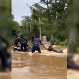 Tindakan pantas orang ramai selamatkan lelaki cuba redah banjir