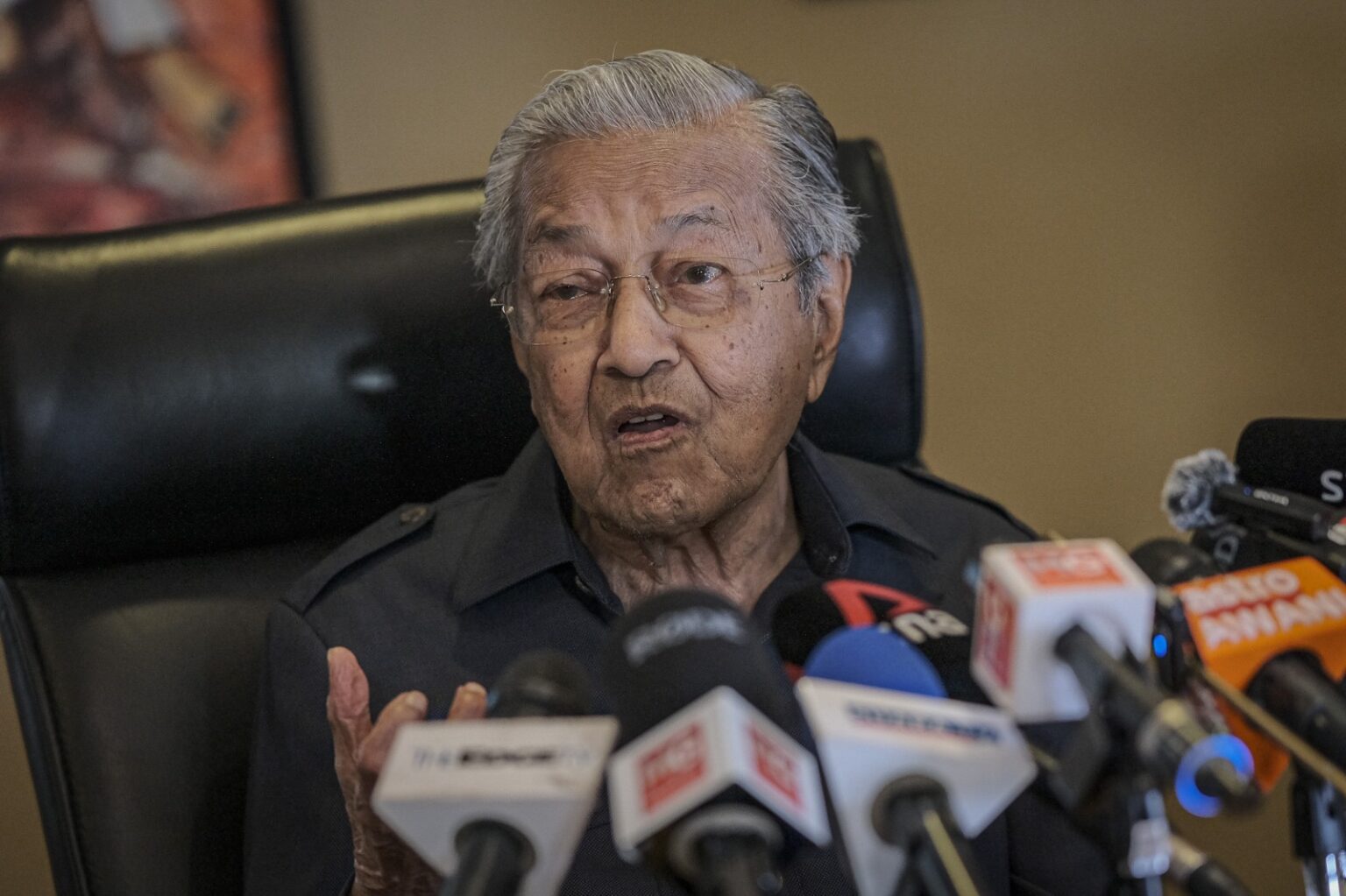 ‘Jika saya khianati negara, seluruh Kabinet termasuk TPM juga khianat’ - Tun Dr Mahathir