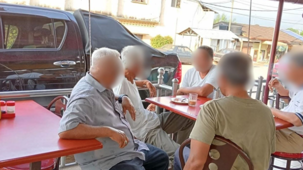 Tular gambar menteri hisap rokok di kedai makan