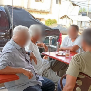 Tular gambar menteri hisap rokok di kedai makan