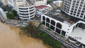 Pelanggan hotel Riverview lari akibat tebing sungai runtuh