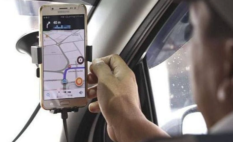 Nak pengsan bau kaki dan ketiak busuk pemandu e-hailing! Kereta penuh sampah, makan berbunyi