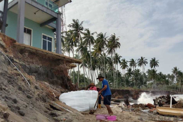 Warga emas berhabis 600k bina banglo tepi laut tapi mengalami hakisan teruk dan kemungkinan roboh.