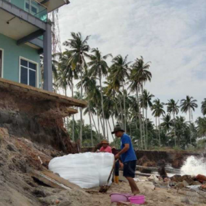 Warga emas berhabis 600k bina banglo tepi laut tapi mengalami hakisan teruk dan kemungkinan roboh.