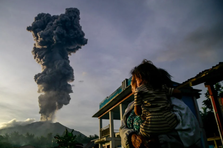 Letusan Gunung Ibu di Maluku kini pada tahap ancaman tertinggi