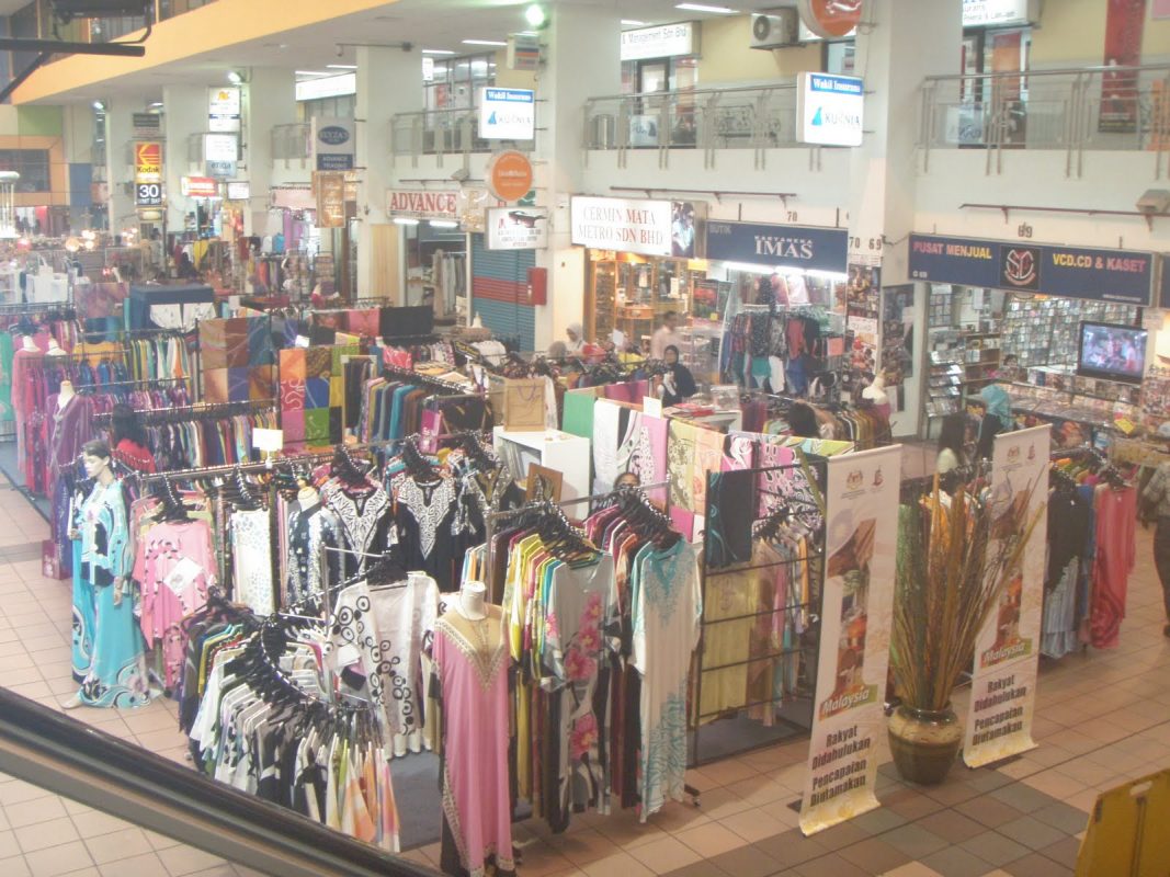 Ramai naik jelak pergi bazar raya, setiap lorong jual baju sama... Rupanya peniaga pun kena ‘scam’ dengan pemborong