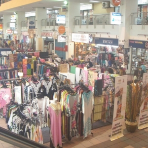 Ramai naik jelak pergi bazar raya, setiap lorong jual baju sama... Rupanya peniaga pun kena ‘scam’ dengan pemborong
