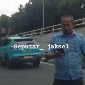Pemandu e-hailing, teksi saling bertumbuk