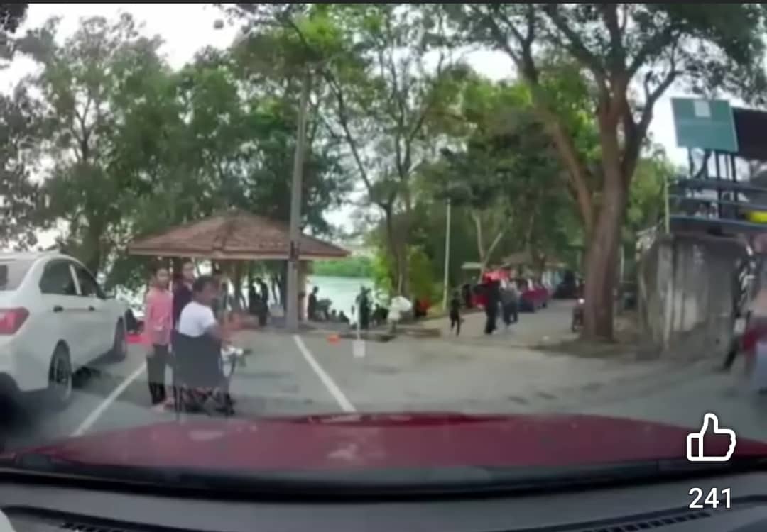 Suka hati ‘cop’ parkir di Pantai Purnama Port Dickson