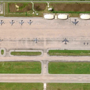 Imej satelit tunjuk 4 pesawat pengebom berat AS jenis B52H Stratofortress di pangkalan Diego Garcia