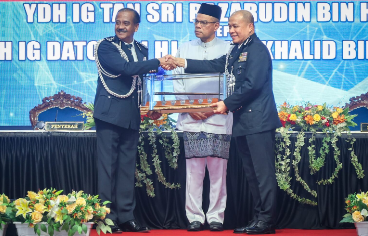 Pengarah Cawangan Khas, Datuk Seri Mohd. Khalid Ismail dilantik Ketua Polis Negara secara kontrak selama 2 tahun