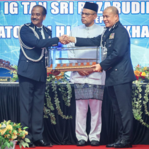 Pengarah Cawangan Khas, Datuk Seri Mohd. Khalid Ismail dilantik Ketua Polis Negara secara kontrak selama 2 tahun