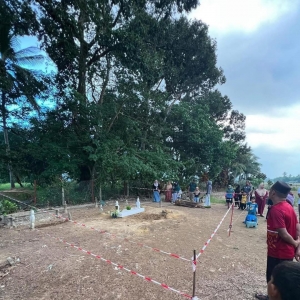 Tali pengadang telah siap dipasang di sekitar kubur Nurly. Ada yang ambil tanah kubur