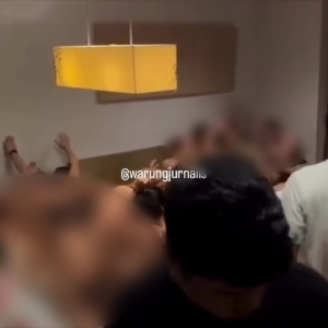 Pesta gay! Polis berkas puluhan lelaki berbogel sedang berparti di bilik hotel