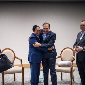 “Ini bukan suka-suka jalan-jalan. Ini diplomasi ekonomi dan geopolitik"- Setiausaha Politik PM ulas isu lawatan rasmi PM yang disangka jalan-jalan ...