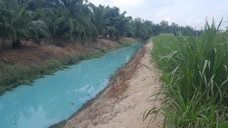 Dua premis memproses plastik dan penyimpanan cecair getah punca Sungai Kapar jadi biru