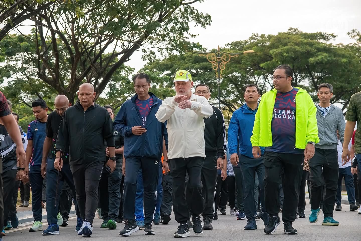 Agong ‘brisk walk’ bersama 200 kakitangan Istana Negara