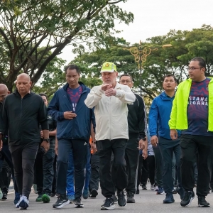 Agong ‘brisk walk’ bersama 200 kakitangan Istana Negara