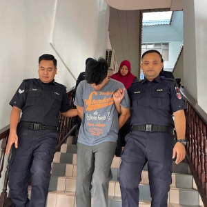Pasangan tunang didakwa joli guna kad ATM orang lain