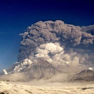 Gunung berapi paling aktif di Eropah dan Asia, Klyuchevskoy di Russia meletus selepas gempa bumi dahsyat