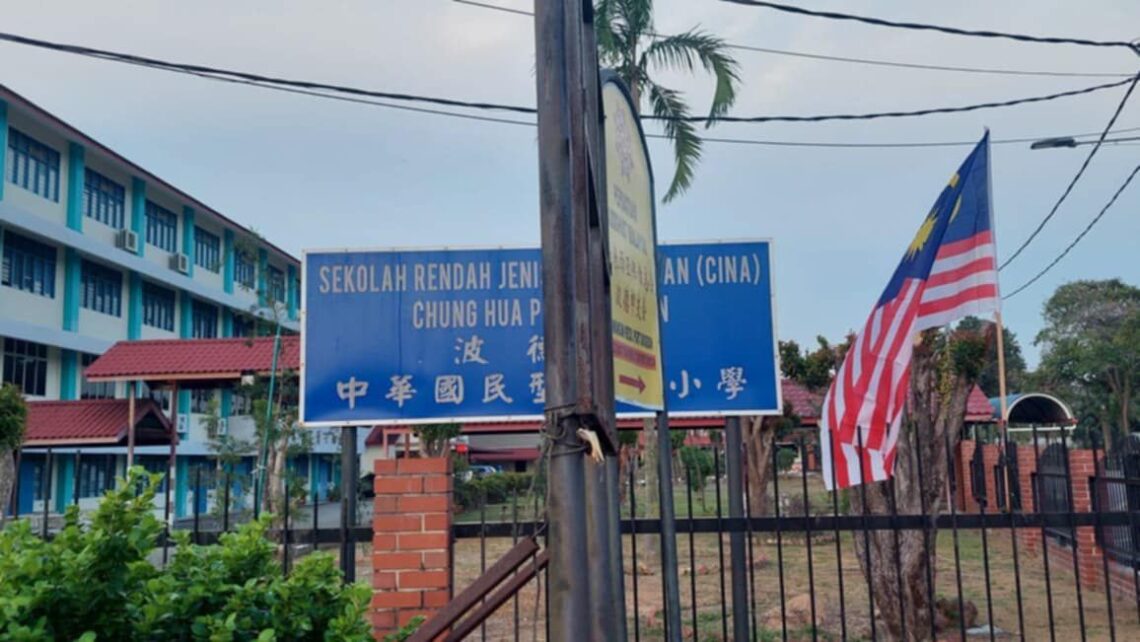 Pekerja pasang bendera terbalik lelaki OKU - Ahli Dewan Undangan Negeri (ADUN) Lukut, Choo Ken Hwa