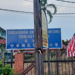 Pekerja pasang bendera terbalik lelaki OKU - Ahli Dewan Undangan Negeri (ADUN) Lukut, Choo Ken Hwa